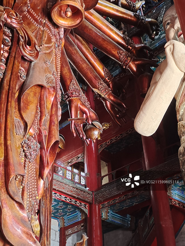 河北省承德市普宁寺大乘之阁金漆木雕千手千眼观世音菩萨图片素材