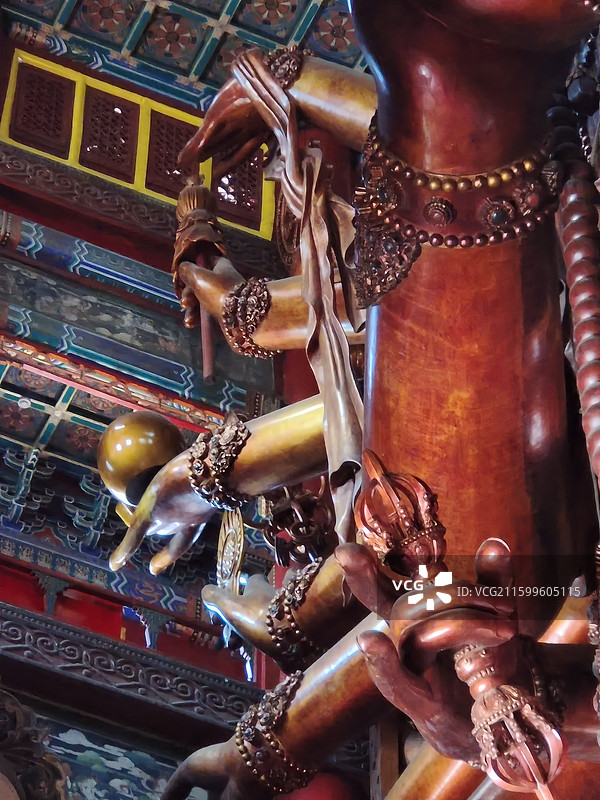 河北省承德市普宁寺大乘之阁金漆木雕千手千眼观世音菩萨图片素材