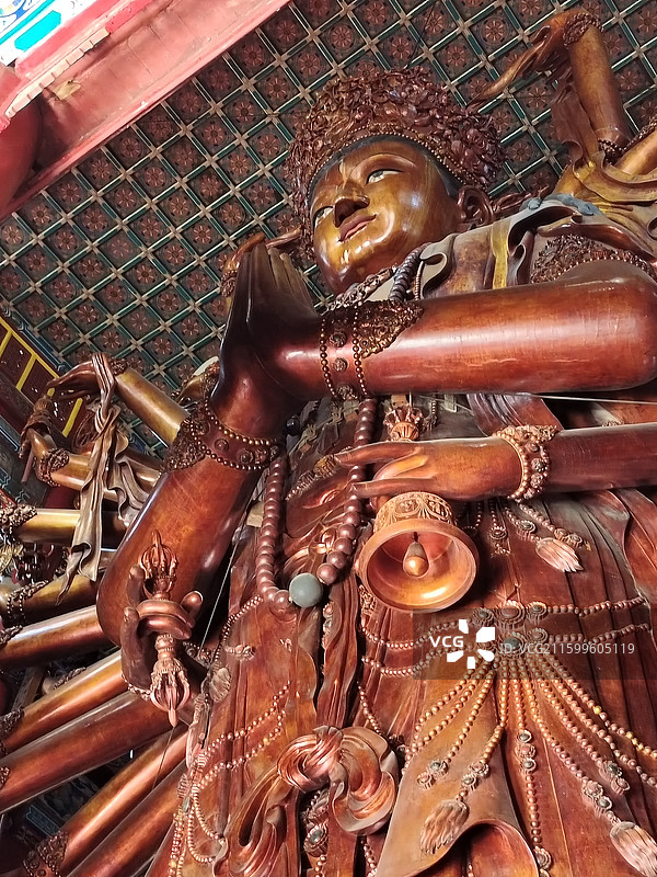 河北省承德市普宁寺大乘之阁金漆木雕千手千眼观世音菩萨图片素材