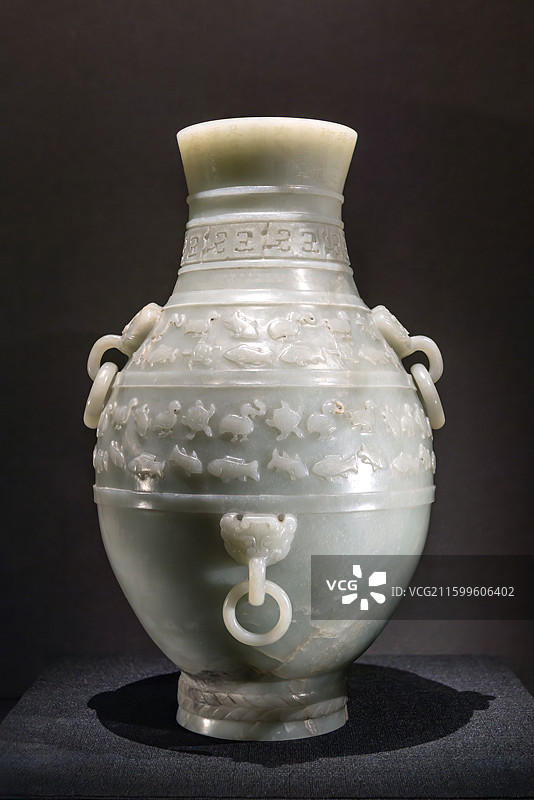 故宫-玉出昆冈-清代宫廷和田玉文化特展-乾隆御题青玉兽耳活环凫鱼纹壶-清乾隆图片素材
