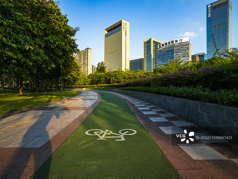 广东省佛山市顺德高新区城区景致，蓝天之下，绿草繁花相伴现代建筑，尽显都市活力与宜居氛围。图片素材