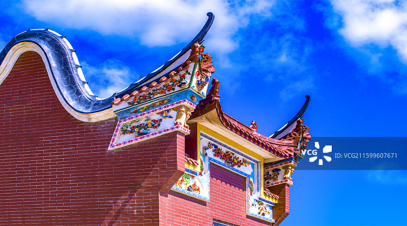 蓝天白云下福州长乐区精美雕塑彩绘的北猫山青屿镜文武太平王庙右侧视图图片素材