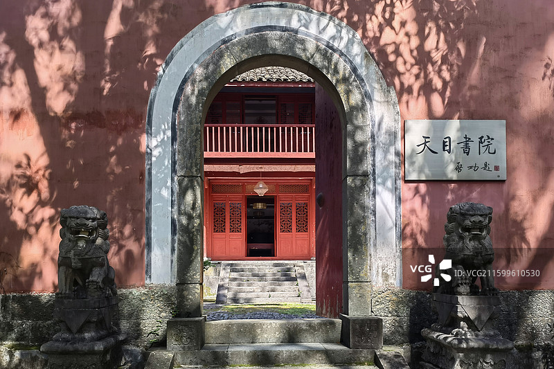 夏日斑驳树阴下寂静的天目书院图片素材