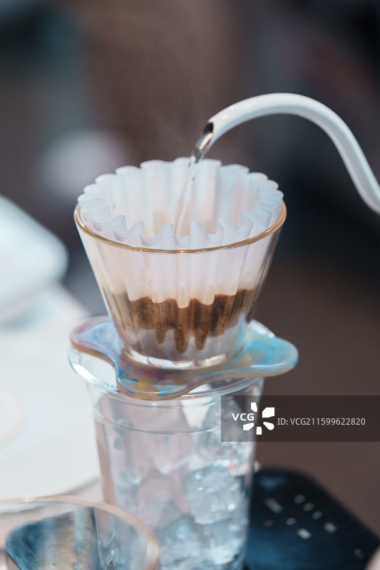 精品咖啡滴滤萃取特写图片素材