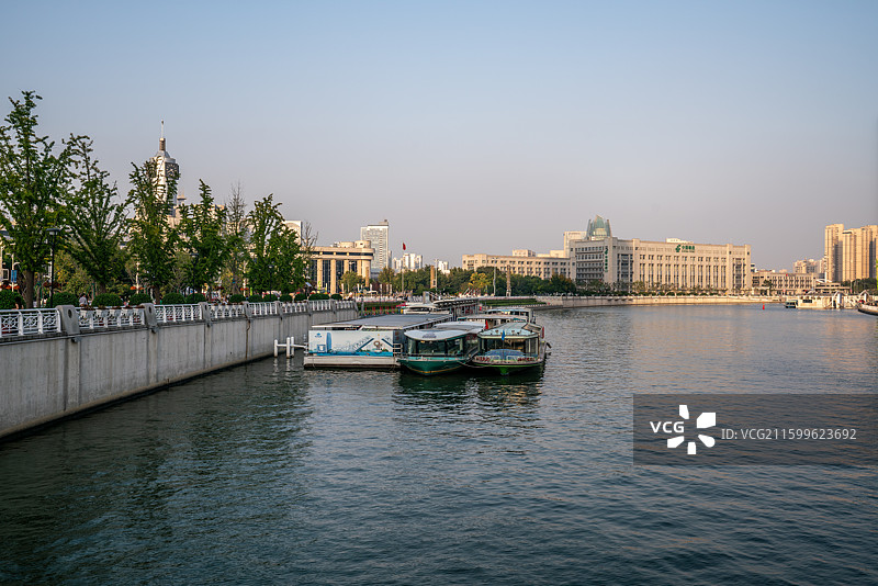 天津海河沿岸城市风光，世纪钟，天津站，解放桥图片素材
