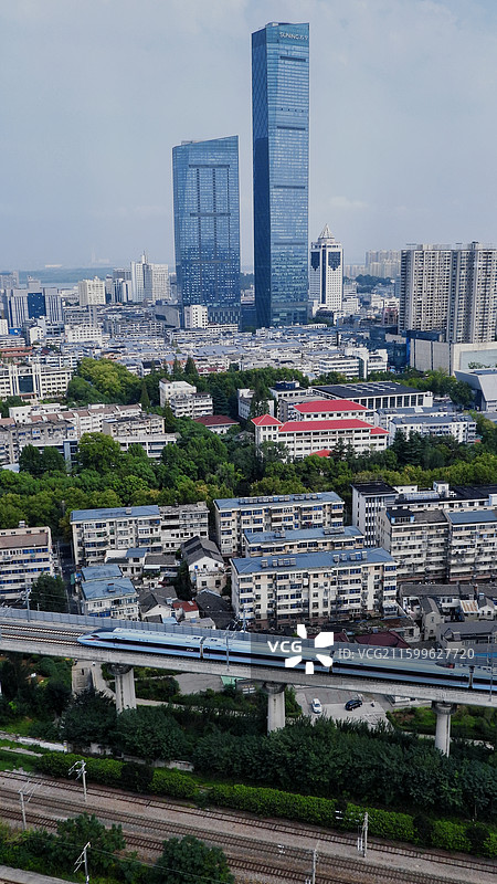 镇江苏宁大厦与铁轨同框图片素材