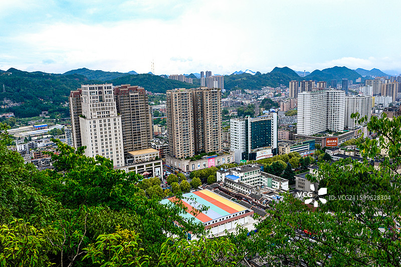 中国贵州六盘水城市风光，云贵高原东部乌蒙山区大山里的城市中国凉都六盘水，喀斯特峰林，六盘水梅花远眺图片素材