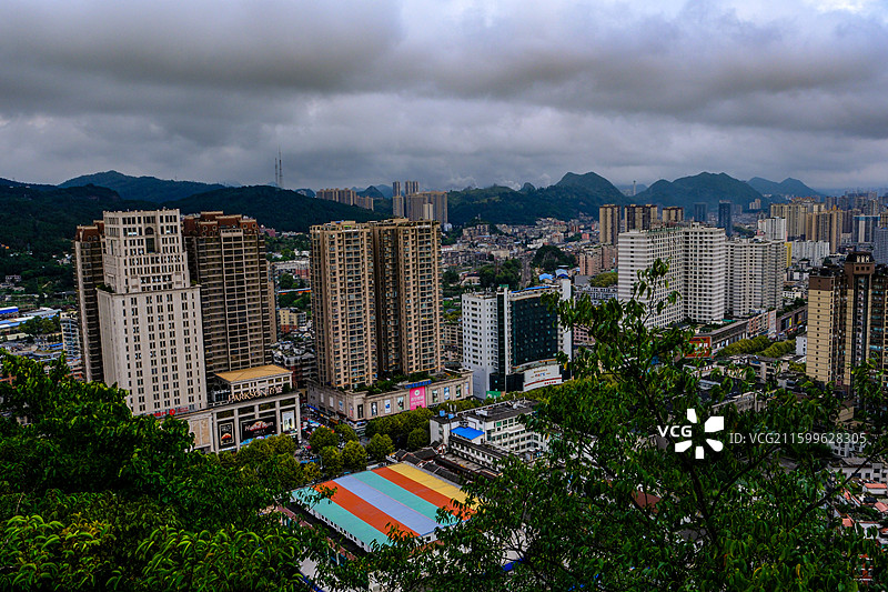 中国贵州六盘水城市风光，云贵高原东部乌蒙山区大山里的城市中国凉都六盘水，喀斯特峰林，六盘水梅花远眺图片素材