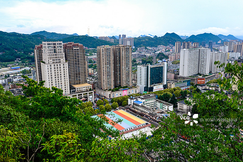 中国贵州六盘水城市风光，云贵高原东部乌蒙山区大山里的城市中国凉都六盘水，喀斯特峰林，六盘水梅花远眺图片素材