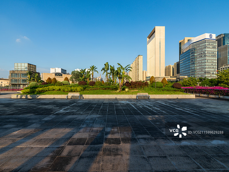 广东省佛山市顺德高新区城区景观，现代步道配花草，顶部结构独特，远处高楼林立，尽显都市活力。图片素材