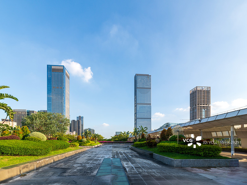 广东省佛山市顺德高新区城区景致，蓝天之下，绿草繁花相伴现代建筑，尽显都市活力与宜居氛围。图片素材