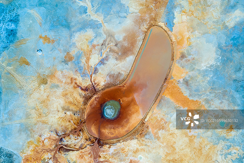 艾肯泉，位于青海省海西茫崖市花土沟镇，阿拉尔草原深处，恶魔之眼图片素材