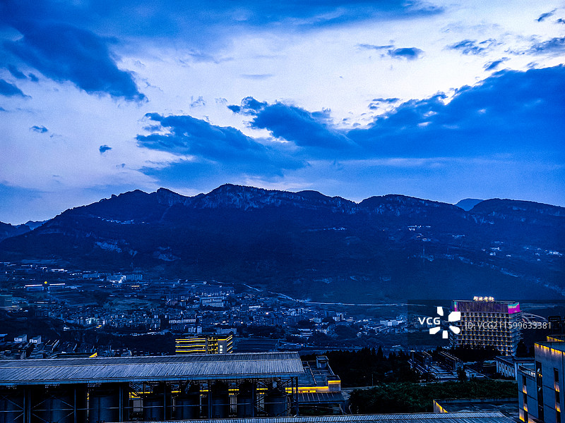 蓝调时刻赤水河岸古蔺郎酒园区和习水习酒园区风光图片素材