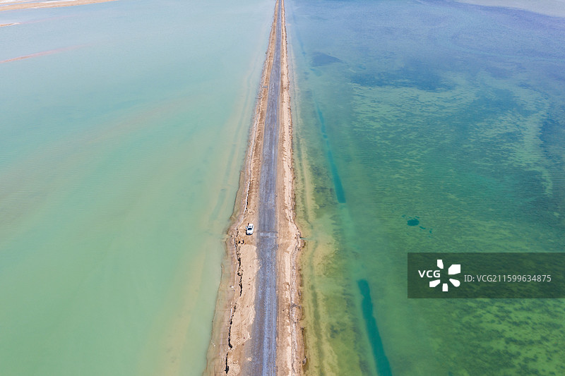 西台吉乃尔湖，固液相并存的盐湖，青海海西大柴旦镇，G315国道从湖中穿过，将湖面劈为两半，形成双色湖图片素材