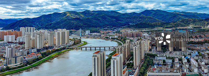 通化市 东昌区 浑江 南山 滨江公园 江沿路图片素材