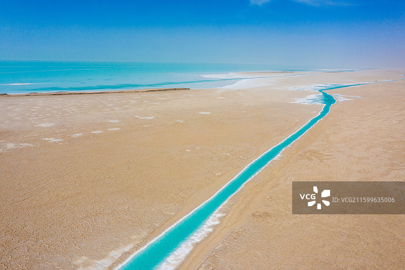 东台吉乃尔湖，青海省海西格尔木，柴达木盆地内的硫酸镁亚型盐湖，蒂芙尼蓝的湖泊图片素材