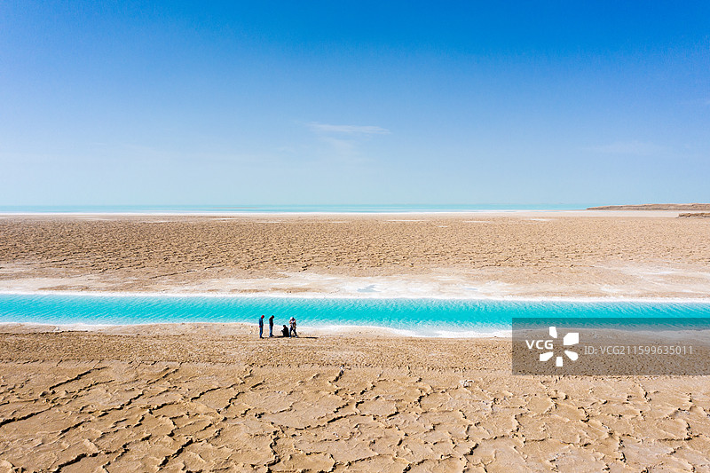 东台吉乃尔湖，青海省海西格尔木，柴达木盆地内的硫酸镁亚型盐湖，蒂芙尼蓝的湖泊图片素材