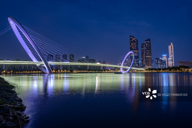 南京眼步行桥夜景，城市灯光与拱形桥梁倒影，南京建邺区图片素材