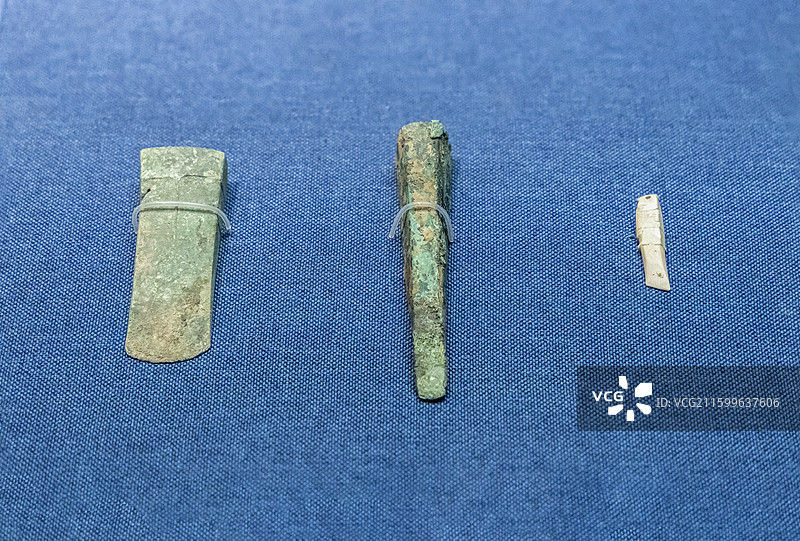 铜锛（安阳文源绿岛M1出土）、铜凿（安阳文源绿岛M5出土）、鱼形刻刀（安阳国泰M20出土）图片素材