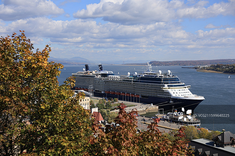 加拿大魁北克，晴朗的秋天，停靠在圣劳伦斯河港口的游轮图片素材