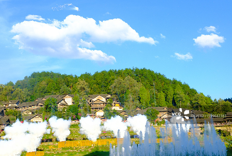 2025年10月5日，国庆期间，贵州遵义播州区乌江寨国际旅游度假区上演烟花秀，乌江寨的烟花秀图片素材