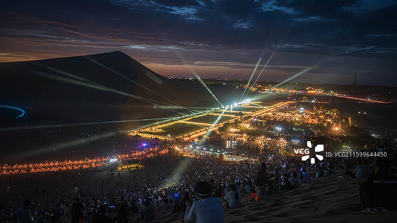 鸣沙山万人演唱会图片素材
