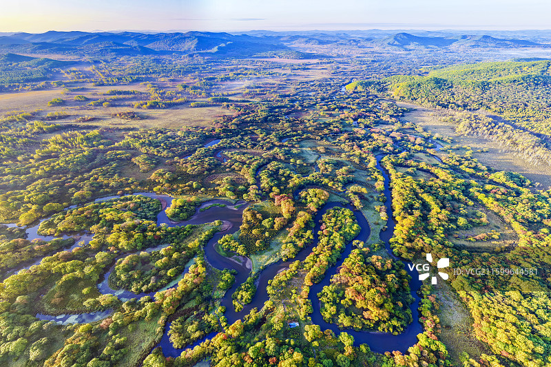 秋季，无人机航拍吉林省延边朝鲜族自治州敦化市大石头林业局沙河湿地秋季像龙一样的自然风光。图片素材