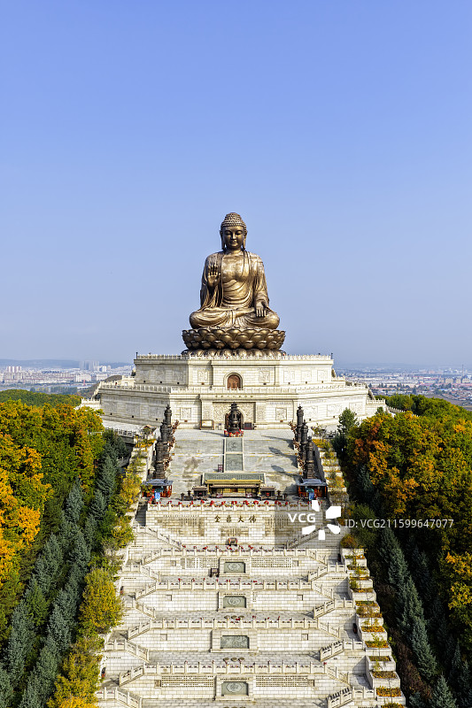秋季日光下，航拍吉林省延边朝鲜族自治州敦化市正觉寺及金鼎大佛。图片素材