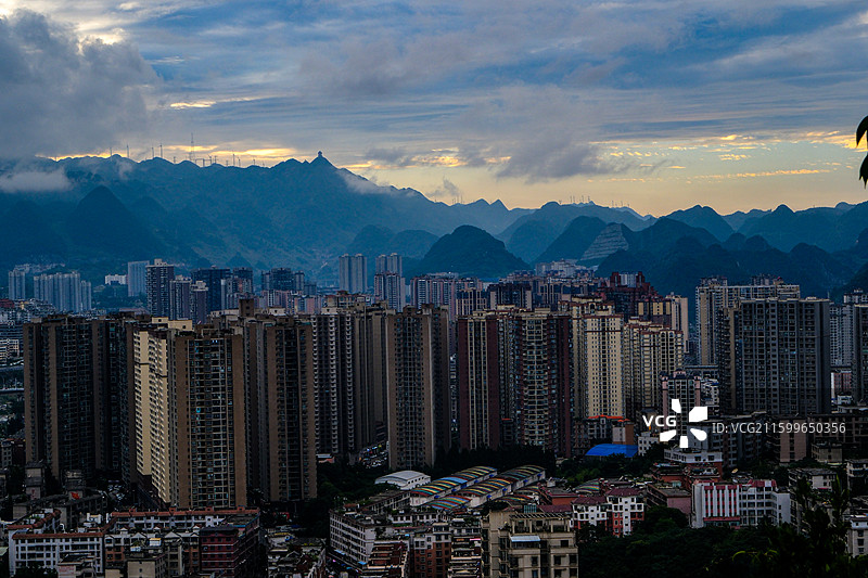 中国贵州六盘水城市风光，云贵高原东部乌蒙山区大山里的城市中国凉都六盘水，喀斯特峰林，六盘水梅花远眺图片素材
