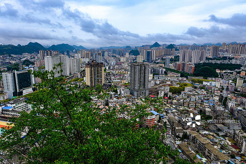 中国贵州六盘水城市风光，云贵高原东部乌蒙山区大山里的城市中国凉都六盘水，喀斯特峰林，六盘水梅花远眺图片素材