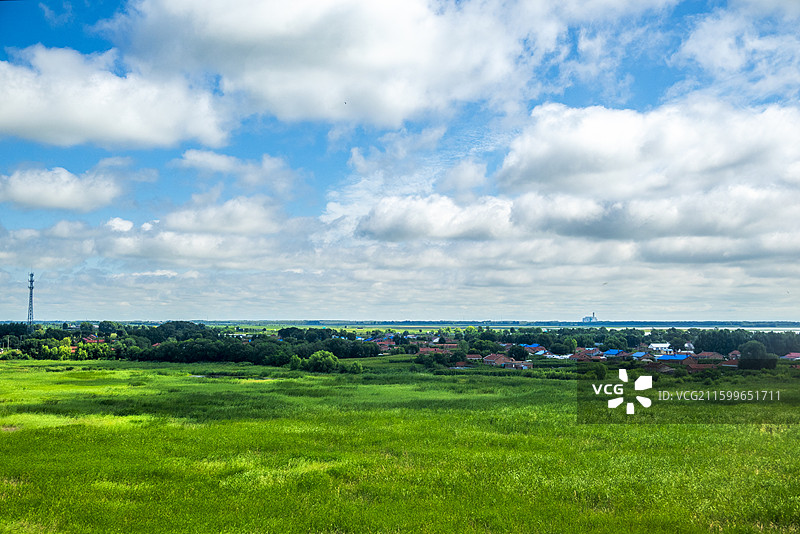 黑龙江杜尔伯特夏季大草原与蓝天白云图片素材