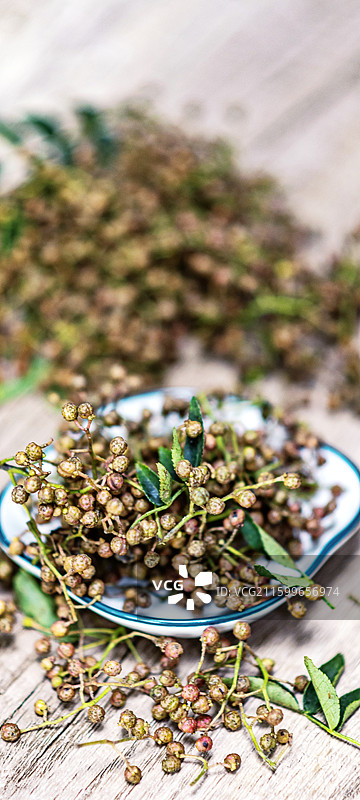 桌子上盘子里的花椒麻椒调味食品果实特写镜头图片素材