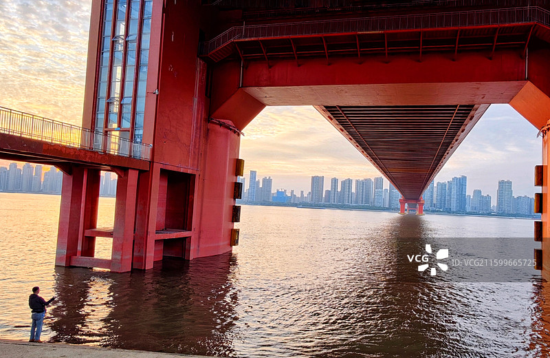 晚霞映赤桥，一杆钓江景图片素材