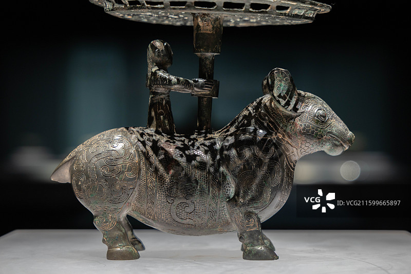 山西太原山西博物院晋国霸业展厅铜牺立人擎盘 战国 山西省长治市分水岭墓地M126图片素材