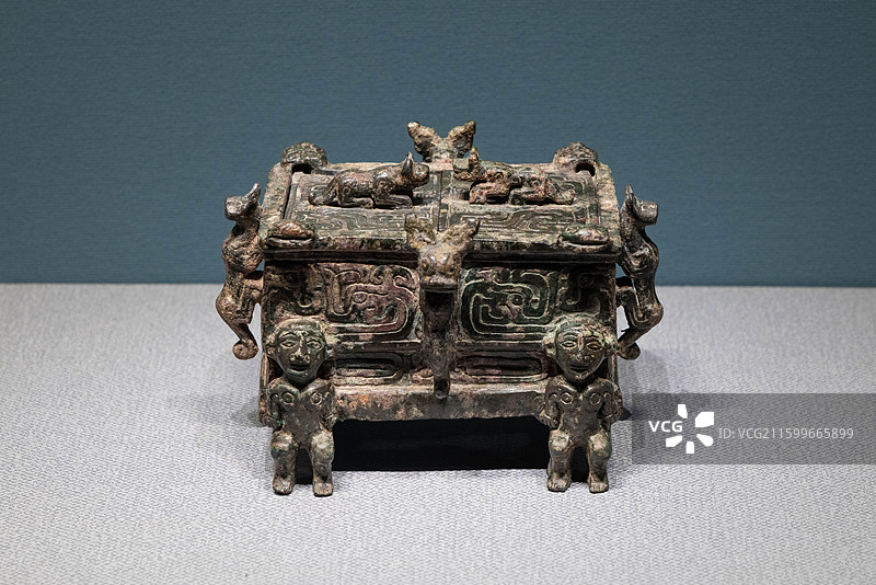 山西太原山西博物院晋国霸业展厅人足方盒 春秋 山西省闻喜县上郭墓地出土图片素材