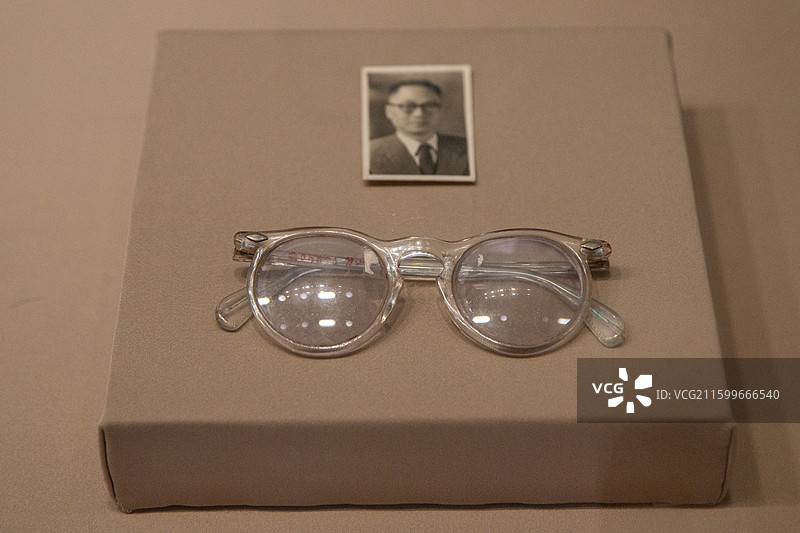 山西太原晋祠傅山纪念馆抗日战争时期朱荫龙同志照片 抗日战争时期 朱萌龙使用的眼镜图片素材