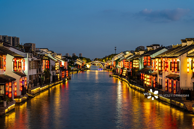 无锡南长街夜景：古运河畔灯笼映水，清名桥历史文化街区璀璨夜色图片素材