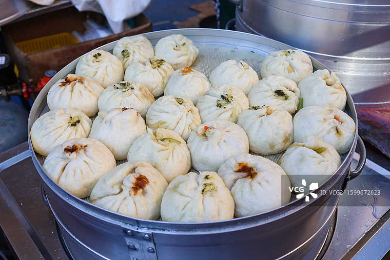 东北早市上的东北早点主食包子糖糕炸糕粘豆包图片素材