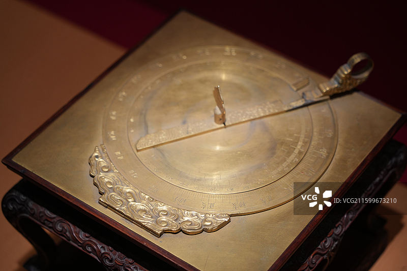 铜镀金月晷，故宫百年守护特展图片素材