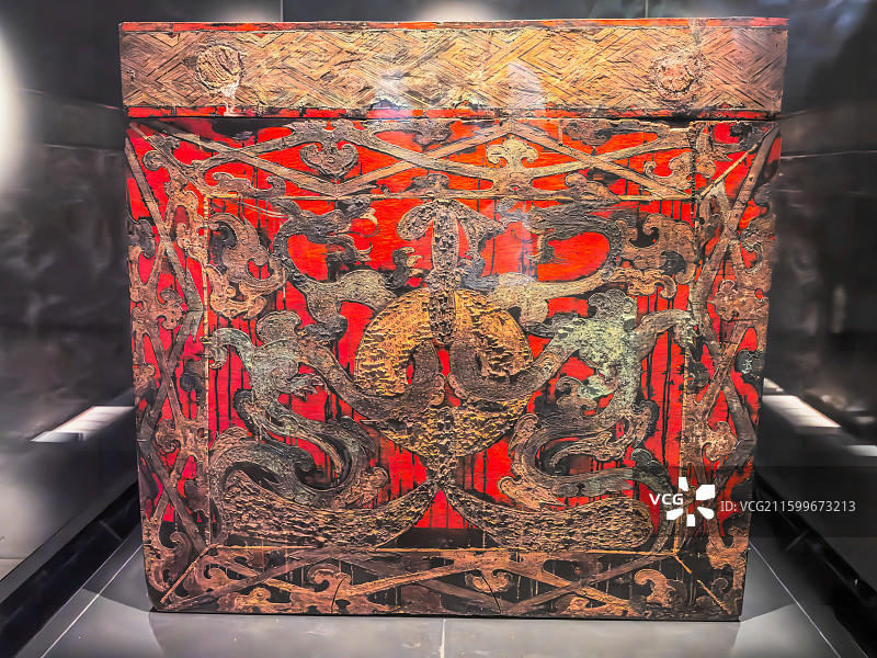 湖南省博物院马王堆汉墓辛追墓出土第三重棺朱地彩绘漆棺图片素材