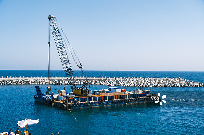 海上的作业船只图片素材