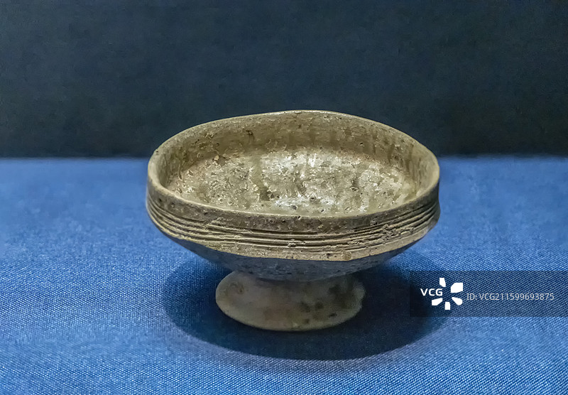 天津博物馆：原始瓷豆（晚商，1993年安阳刘家庄北地M395出土，中国社会科学院考古研究所藏】图片素材