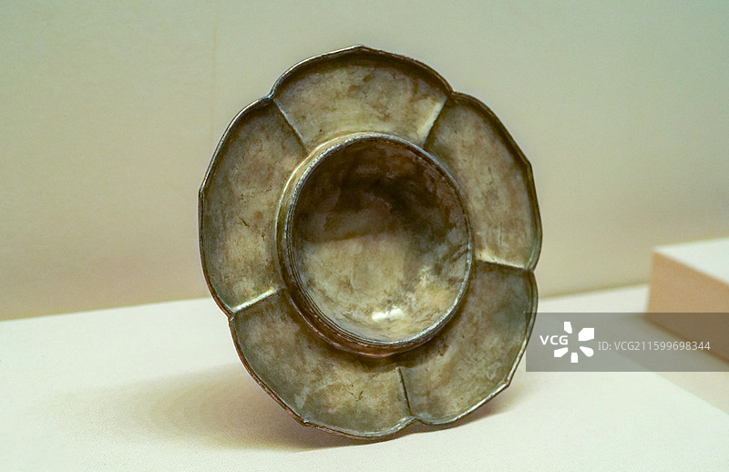 鎏金莲瓣银茶托 唐代 1957年陕西西安唐长安城平康坊遗址出土 中国国家博物馆“中国古代饮食文化展”图片素材