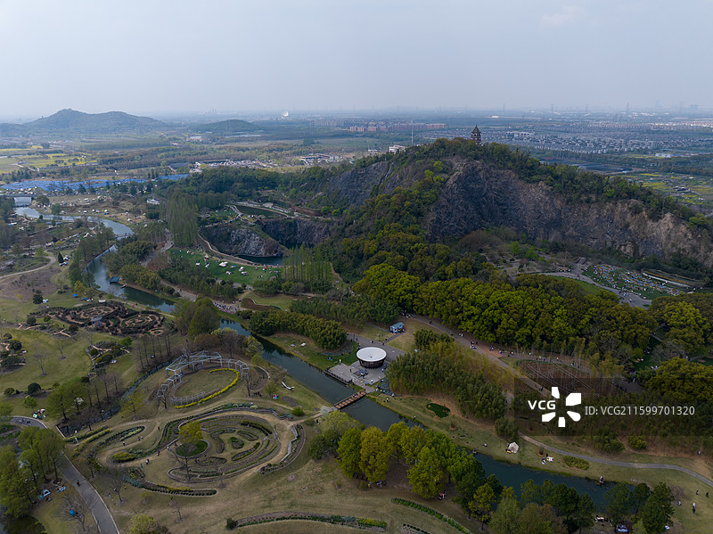 春季清明上海辰山植物园航拍植物迷宫辰山塔图片素材