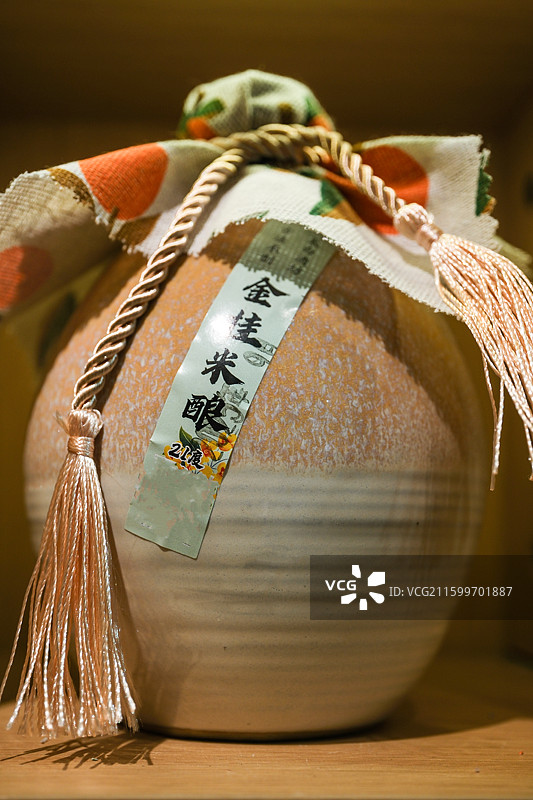 中国历史文化名街扬州东关街太白酒坊酿造的金桂米酿（桂花米酒）及传统酒坛造型图片素材