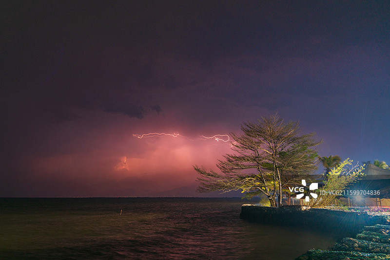 非洲布隆迪坦噶尼喀湖上的闪电图片素材