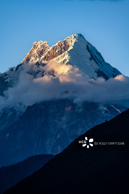 加拉白垒峰日照金山图片素材