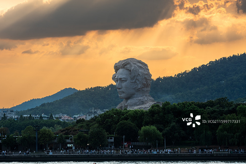 2025，湖南长沙，晚霞霞光中橘子洲头毛泽东青年雕塑图片素材