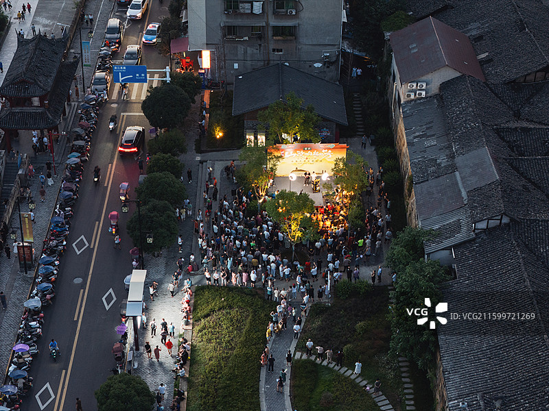 夜晚热闹的四川资中县山歌响起的地方音乐广场图片素材