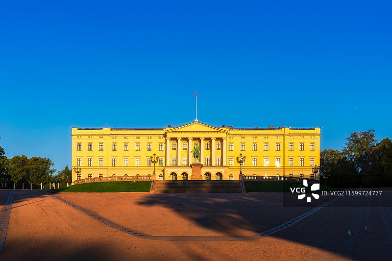 北欧Oslo奥斯陆王宫Det kongelige slott，新古典主义建筑，卡尔·约翰国王骑马铜像图片素材